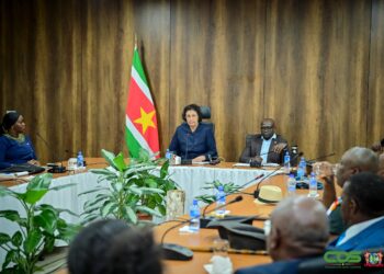 39c75654 80f6 4c4c 807c 028c6917eb4b Een delegatie van Marron- en Inheemse granmans, samen met Afro-Surinaamse vertegenwoordigers van de organisatie ‘Fiti Makandra’, heeft vrijdag 15 augustus 2025 een onderhoud gehad met president Jennifer Simons. Het gesprek stond in het teken van samenwerking, zelfbeschikking en de bescherming van grondenrechten...