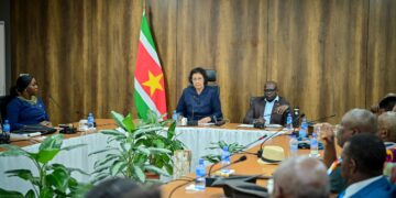 39c75654 80f6 4c4c 807c 028c6917eb4b Een delegatie van Marron- en Inheemse granmans, samen met Afro-Surinaamse vertegenwoordigers van de organisatie ‘Fiti Makandra’, heeft vrijdag 15 augustus 2025 een onderhoud gehad met president Jennifer Simons. Het gesprek stond in het teken van samenwerking, zelfbeschikking en de bescherming van grondenrechten...