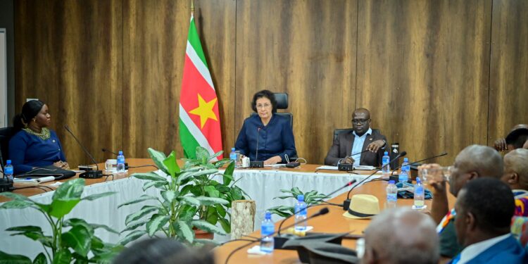 39c75654 80f6 4c4c 807c 028c6917eb4b Een delegatie van Marron- en Inheemse granmans, samen met Afro-Surinaamse vertegenwoordigers van de organisatie ‘Fiti Makandra’, heeft vrijdag 15 augustus 2025 een onderhoud gehad met president Jennifer Simons. Het gesprek stond in het teken van samenwerking, zelfbeschikking en de bescherming van grondenrechten...