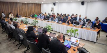 515500041 122165991770425497 7751898892801905799 n De luchtvaartsector kampt met ernstige structurele problemen, maar volgens president Jennifer Geerlings-Simons komt er binnen twee jaar beterschap. Tijdens een spoedcongres op vrijdag werden harde noten gekraakt, terwijl de regering werkt aan een reddingsplan met steun van alle betrokken partijen.