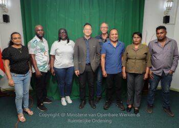 518394127 1204321335070538 6389649860824148338 n Minister Stephen Tsang van Openbare Werken en Ruimtelijke Ordening (OWRO) heeft dinsdag 12 augustus een delegatie van de Werknemersorganisatie Openbare Werken (WOOW) ontvangen voor een uitgebreid overleg. Het gesprek vond plaats op het ministerie en verliep in een open en constructieve sfeer.