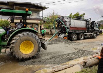 529356360 1198612918974713 1082860281385026892 n De Johannes Vermeerstraat in Paramaribo heeft op woensdag een tijdelijke opknapbeurt gekregen. De afdeling Wegen van het ministerie van Openbare Werken en Ruimtelijke Ordening heeft herstelwerkzaamheden uitgevoerd om de veiligheid van weggebruikers te waarborgen.