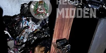 530354488 122280530480011040 8181870751642228411 n e1754793893985 In de late avond van vrijdag 8 augustus 2025 heeft een woningbrand aan de Bipat Etwariaweg in Wanica voor aanzienlijke schade gezorgd. De brand brak rond 23.50 uur uit, waarna het politiebureau van Houttuin de melding ontving.