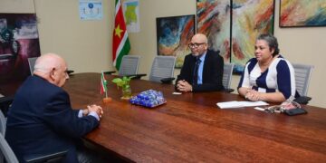 532224508 1196084222563923 9019419557177117439 n Cuba wil dat de Spaanse taal een grotere rol krijgt binnen het Surinaamse onderwijssysteem. Dat kwam naar voren tijdens een overleg tussen de Cubaanse diplomatieke vertegenwoordiging en minister Dirk Currie van Onderwijs, Wetenschap en Cultuur.