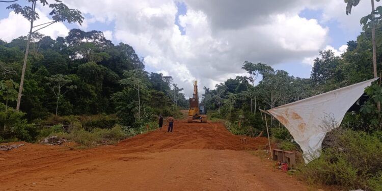 536280469 1228710775936397 7618227875912406131 n De belangrijke wegstrekking tussen Apoera en Paramaribo, ter hoogte van de grote Falawatrakreek, is weer volledig opengesteld voor verkeer.