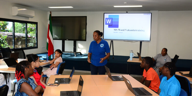 538432823 1205612821611063 1949196210902411491 n Met veel enthousiasme is gisteren de vakantietraining Basis MS Word van het Future Forward-project van start gegaan. Het initiatief van het Centrum voor Nascholing Suriname (CENASU) richt zich op het versterken van digitale basisvaardigheden bij kinderen en jongeren...