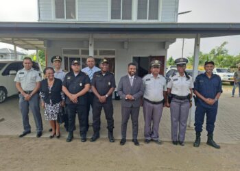 538631676 1170232641799772 5336251832763110062 n Minister Harish Monorath van Justitie en Politie heeft vrijdag 29 augustus 2025 een tweedaags werk- en kennismakingsbezoek gestart aan de structuren en diensten van zijn ministerie in de districten Saramacca, Coronie en Nickerie. Hij sprak er met leidinggevenden en personeel over de uitdagingen en noden in het veld.