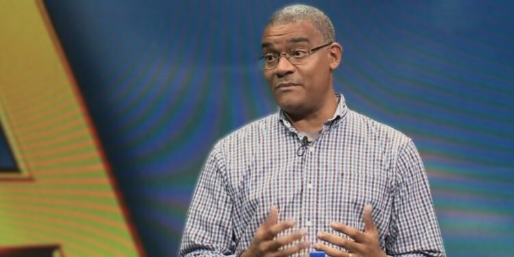 Andrew Baasaron,minister EZOTI. Beeld: Q&A