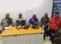 BBBS Gesprek met Min1 De minister van Transport, Communicatie en Toerisme (TCT), Raymond Landveld, heeft een uitgebreid overleg gevoerd met het bestuur van de Bond voor Bus en Boothouders in Suriname (BBBS) over de aanhoudende financiële problemen in de sector. Namens de bond waren voorzitter Finisie en bestuursleden aanwezig, evenals de directeur Transport, mevrouw Noordzee, en het ondersteuningsteam van de minister.