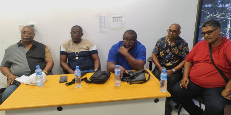 BBBS Gesprek met Min1 De minister van Transport, Communicatie en Toerisme (TCT), Raymond Landveld, heeft een uitgebreid overleg gevoerd met het bestuur van de Bond voor Bus en Boothouders in Suriname (BBBS) over de aanhoudende financiële problemen in de sector. Namens de bond waren voorzitter Finisie en bestuursleden aanwezig, evenals de directeur Transport, mevrouw Noordzee, en het ondersteuningsteam van de minister.