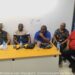 BBBS Gesprek met Min1 De minister van Transport, Communicatie en Toerisme (TCT), Raymond Landveld, heeft een uitgebreid overleg gevoerd met het bestuur van de Bond voor Bus en Boothouders in Suriname (BBBS) over de aanhoudende financiële problemen in de sector. Namens de bond waren voorzitter Finisie en bestuursleden aanwezig, evenals de directeur Transport, mevrouw Noordzee, en het ondersteuningsteam van de minister.