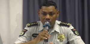 Bryan Isaacs korpschef 1 Maandag droeg die het stuur over aan de nieuwe (tijdelijke) stuurman, Melvin Pinas die zelf ook niet helemaal nieuw is, in de leiding van het Korps. Snel geregeld, dat wel. Jammer eigenlijk, want Isaacs was nog redelijk jong en nog een beetje, een heel klein beetje, nieuw. Dus heeft Taante  besloten hem niet te ontslaan. Ze gaat kijken of ze hem ergens, op een nieuwe positie kan gebruiken. Oude aanpak dus.