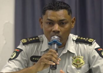 Bryan Isaacs korpschef 1 Maandag droeg die het stuur over aan de nieuwe (tijdelijke) stuurman, Melvin Pinas die zelf ook niet helemaal nieuw is, in de leiding van het Korps. Snel geregeld, dat wel. Jammer eigenlijk, want Isaacs was nog redelijk jong en nog een beetje, een heel klein beetje, nieuw. Dus heeft Taante  besloten hem niet te ontslaan. Ze gaat kijken of ze hem ergens, op een nieuwe positie kan gebruiken. Oude aanpak dus.