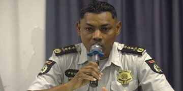Bryan Isaacs korpschef 1 Maandag droeg die het stuur over aan de nieuwe (tijdelijke) stuurman, Melvin Pinas die zelf ook niet helemaal nieuw is, in de leiding van het Korps. Snel geregeld, dat wel. Jammer eigenlijk, want Isaacs was nog redelijk jong en nog een beetje, een heel klein beetje, nieuw. Dus heeft Taante  besloten hem niet te ontslaan. Ze gaat kijken of ze hem ergens, op een nieuwe positie kan gebruiken. Oude aanpak dus.