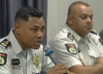 Bryan Isaacs korpschef Korpschef Bryan Isaacs is ontboden door Juspol minister Harish Monorath. De politiebaas moet vertellen wat er gebeurt binnen het korps. Deze ontwikkeling is in verband met de spraakmakende kwestie waarbij geld en drugs zijn verdwenen vanuit de kluis van de afdeling Narcotica brigade van politie. Er zou ook geld zijn gestolen bij politie post Munder.