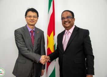 Chinese ambassadeur 2 De Chinese ambassadeur in Suriname, Lin Ji, heeft tijdens een beleefdheidsbezoek aan vicepresident Gregory Rusland het vertrouwen van de Volksrepubliek China in de economische toekomst van Suriname uitgesproken...