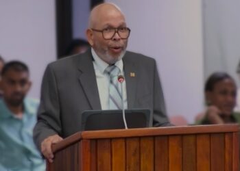 Dirk Currie DNA 1 “We gaan geen enkele nieuwe school bouwen, zo lang ik niet zeker weet dat alles in place is”, zei minister Dirk Currie van Onderwijs, Wetenschap en Cultuur woensdag tijdens de begrotingsbehandeling van 2025 in het parlement.