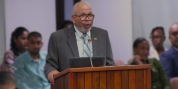 Dirk Currie DNA 1 “We gaan geen enkele nieuwe school bouwen, zo lang ik niet zeker weet dat alles in place is”, zei minister Dirk Currie van Onderwijs, Wetenschap en Cultuur woensdag tijdens de begrotingsbehandeling van 2025 in het parlement.