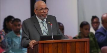 Dirk Currie DNA 2 Tijdens de begrotingsbehandeling in De Nationale Assemblee heeft minister van Onderwijs, Wetenschap en Cultuur Dirk Currie aangegeven dat er geen geld meer is voor schoolvoeding.