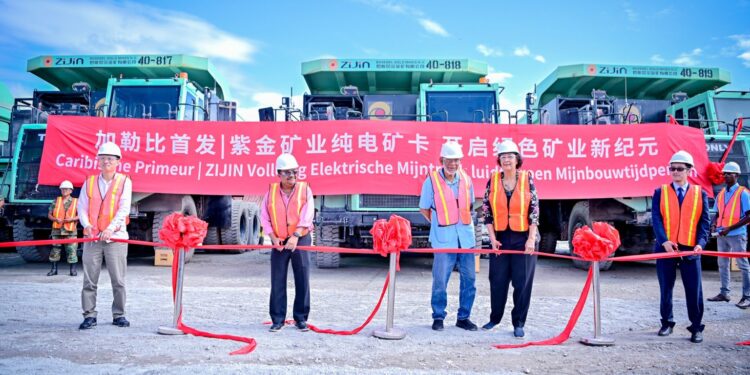 ETRUCKS4 1536x1022 1 Suriname heeft dit weekend een primeur binnen de mijnbouwsector. Zijin Rosebel Gold Mines N.V. introduceerde zaterdag 23 augustus 2025 de eerste volledig elektrische mijntrucks in het land én in de regio...