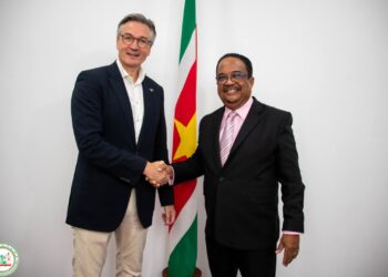 EU ambassadeur De Europese Unie blijft ook de komende jaren Suriname ondersteunen bij de ordening van cruciale sectoren zoals visserij en luchtvaart. Vicepresident Gregory Rusland sprak zijn waardering uit voor de langdurige samenwerking....