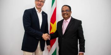 EU ambassadeur De Europese Unie blijft ook de komende jaren Suriname ondersteunen bij de ordening van cruciale sectoren zoals visserij en luchtvaart. Vicepresident Gregory Rusland sprak zijn waardering uit voor de langdurige samenwerking....