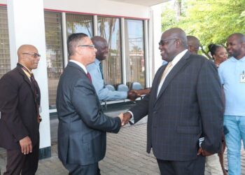 Foto bezoek SLM Minister Raymond Landveld van Transport, Communicatie en Toerisme (TCT) heeft op donderdag 31 juli 2025 een kennismakingsbezoek gebracht aan de Surinaamse Luchtvaart Maatschappij (SLM). Het bezoek vond plaats op het hoofdkantoor aan de J.A. Lachmonstraat in Paramaribo en maakt deel uit van de oriëntatiefase van de bewindsman binnen zijn ministerie...