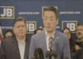 Fractievoorzitter Gene Wu geflankeerd door collega's gouverneur JB Pritzker (l)
