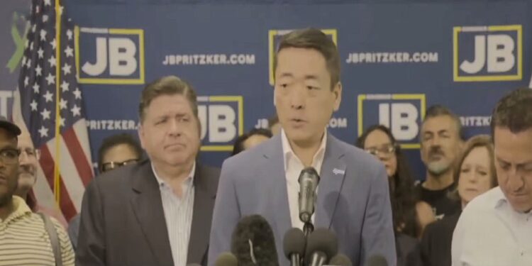 Fractievoorzitter Gene Wu geflankeerd door collega's gouverneur JB Pritzker (l)