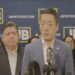 Fractievoorzitter Gene Wu geflankeerd door collega's gouverneur JB Pritzker (l)