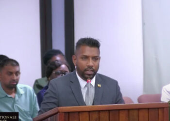 Harish Monorath Juspol DNA Het ministerie van Justitie en Politie (Juspol) verkeert in een uiterst precaire financiële situatie. Al sinds 2015 staat een bedrag van SRD 312 miljoen aan facturen, waarvoor reeds reçu’s zijn uitgeschreven, onbetaald open bij het ministerie van Financiën en Planning...