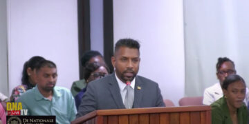 Harish Monorath Juspol DNA Het ministerie van Justitie en Politie (Juspol) verkeert in een uiterst precaire financiële situatie. Al sinds 2015 staat een bedrag van SRD 312 miljoen aan facturen, waarvoor reeds reçu’s zijn uitgeschreven, onbetaald open bij het ministerie van Financiën en Planning...
