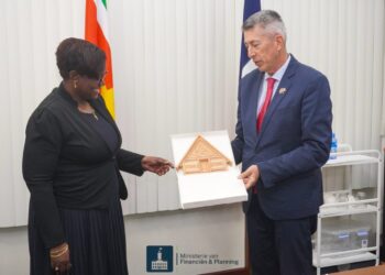 IMG 20250807 WA0031 1536x1023 1 Minister van Financiën en Planning, Adelien Wijnerman, heeft op woensdag 6 augustus 2025 een kennismakingsbezoek ontvangen van de Franse ambassadeur Nicolas de Lacoste. Tijdens het onderhoud stond economische samenwerking centraal.