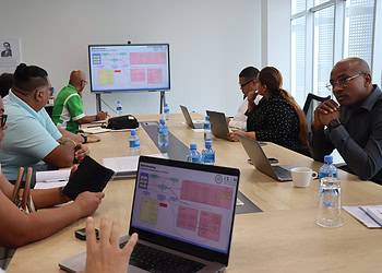 IMG 0060 Het ministerie van Volksgezondheid, Welzijn en Arbeid (VW&A) heeft maandag 11 augustus tijdens een voortgangsoverleg de balans opgemaakt van de programma’s Informatiesystemen voor Gezondheid (IS4H) en HEARTS. Daarbij stonden behaalde resultaten, knelpunten en vervolgstappen centraal...