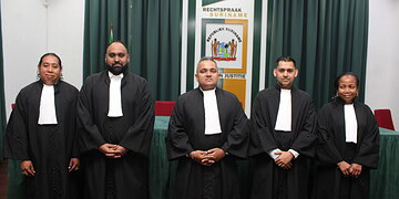 De beëdigde advocaten v.l.n.r. mr. K. Jakaoemo, mr. P. Mathoera, mr. A. Randhirsing, mr. R. Ramnares en mr. J. Foort