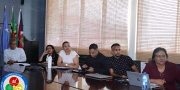 IMG 9750 1 1536x941 1 Het overleg vond plaats op woensdag 6 augustus 2025 in de vergaderzaal van het ministerie. Naast de kennismaking stond de bespreking van de begroting voor het komend jaar centraal. De commissieleden stelden kritische vragen over de voorgestelde uitgaven en beleidsprioriteiten. Minister Baasaron en zijn directieteam gaven daarbij uitvoerige toelichting op de koers die het ministerie wil varen richting duurzame economische groei.