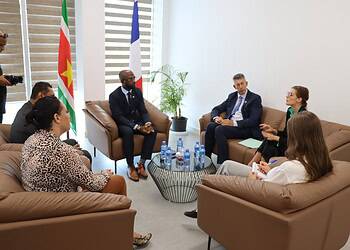 IMG 9779 Minister André Misiekaba van Volksgezondheid, Welzijn en Arbeid heeft maandag de Franse ambassadeur Nicolas de Lacoste ontvangen voor een kennismakingsgesprek. Het bezoek stond in het teken van het versterken van de samenwerking tussen Suriname en Frankrijk, met bijzondere aandacht voor de gezondheidszorg.