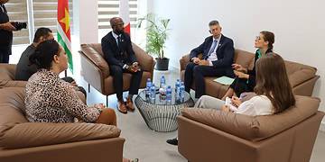 IMG 9779 Minister André Misiekaba van Volksgezondheid, Welzijn en Arbeid heeft maandag de Franse ambassadeur Nicolas de Lacoste ontvangen voor een kennismakingsgesprek. Het bezoek stond in het teken van het versterken van de samenwerking tussen Suriname en Frankrijk, met bijzondere aandacht voor de gezondheidszorg.