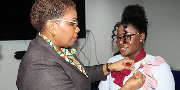IMG 9905 Stichting UTOS (Uma Trainings- en Opleidingsinstituut Suriname) heeft vrijdag 8 augustus 2025 haar eerste lichting bejaardenverzorgenden feestelijk gehuldigd. Negen studenten ontvingen hun erkend diploma, waarmee de opleiding een slagingspercentage van 100 procent behaalde...