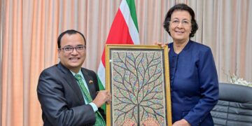 INDIAAMBASS4 2048x1481 1 President Jennifer Simons heeft op woensdag 6 augustus 2025 een kennismakingsgesprek gevoerd met de Indiase ambassadeur Subhash Gupta, waarbij de bilaterale samenwerking tussen Suriname en India centraal stond.
