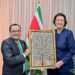 INDIAAMBASS4 2048x1481 1 President Jennifer Simons heeft op woensdag 6 augustus 2025 een kennismakingsgesprek gevoerd met de Indiase ambassadeur Subhash Gupta, waarbij de bilaterale samenwerking tussen Suriname en India centraal stond.