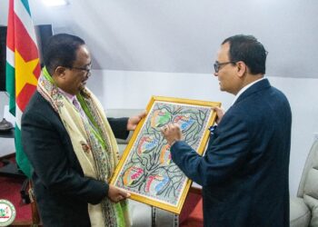 Indiase ambassadeur 2 De Indiase ambassadeur Subhash Prasad Gupta heeft op maandag 4 augustus 2025 een beleefdheidsbezoek gebracht aan vicepresident Gregory Rusland. Tijdens het gesprek benadrukte hij de vijf speerpunten voor samenwerking tussen India en Suriname.