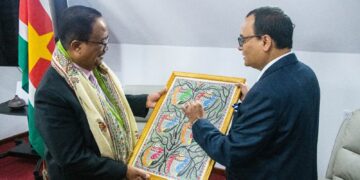 Indiase ambassadeur 2 De Indiase ambassadeur Subhash Prasad Gupta heeft op maandag 4 augustus 2025 een beleefdheidsbezoek gebracht aan vicepresident Gregory Rusland. Tijdens het gesprek benadrukte hij de vijf speerpunten voor samenwerking tussen India en Suriname.