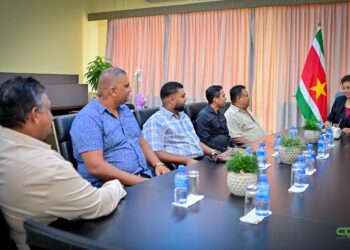 Km.visserscol.2 Het Visserscollectief heeft tijdens een kennismakingsbezoek aan president Jennifer Simons aandacht gevraagd voor urgente uitdagingen binnen de Surinaamse visserijsector, waaronder de bestrijding van illegale visserij en veiligheid op zee.
