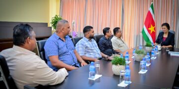 Km.visserscol.2 Het Visserscollectief heeft tijdens een kennismakingsbezoek aan president Jennifer Simons aandacht gevraagd voor urgente uitdagingen binnen de Surinaamse visserijsector, waaronder de bestrijding van illegale visserij en veiligheid op zee.