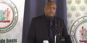 Melvin Bouva Buza Minister Melvin Bouva van Buitenlandse Zaken en Internationale Samenwerking (BIS) heeft benadrukt dat Suriname zich niet zal mengen in het verkiezingsproces van buurland Guyana. Voorafgaand aan de wekelijkse vergadering van de Raad van Ministers (RvM) verklaarde hij dat de Surinaamse regering de focus volledig legt op de eigen nationale politiek...