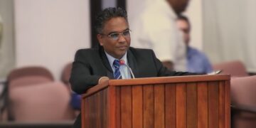 Mike Noersalim De minister van Landbouw, Veeteelt en Visserij, Mike Noersalim, heeft in het parlement verklaard dat hij zich persoonlijk ter plaatse heeft overtuigd dat de brug over de Kaboerikreek nog niet is opgeleverd.