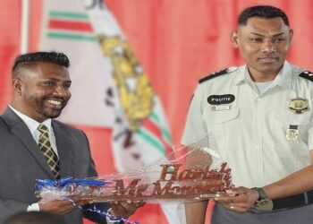 Juspol minister Harish Monorath en korpschef Brian Isaacs van het KPS. Beeld: ministerie Juspol