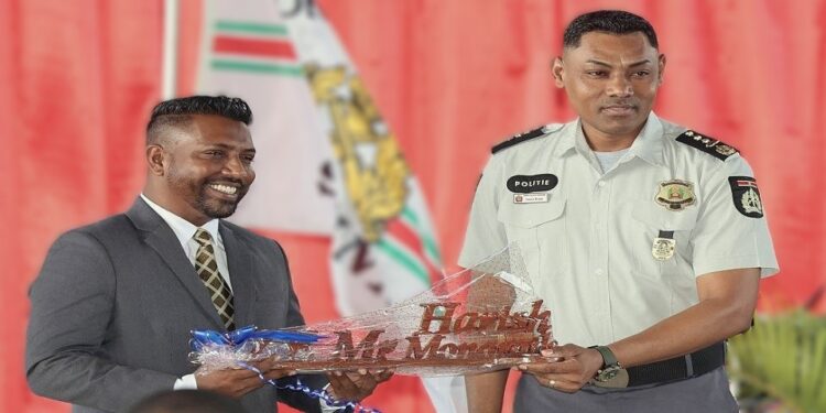 Juspol minister Harish Monorath en korpschef Brian Isaacs van het KPS. Beeld: ministerie Juspol