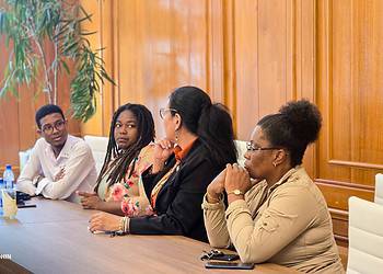 NJR06 De voorzitter van De Nationale Assemblée (DNA), Ashwin Adhin, heeft woensdag 13 augustus overleg gevoerd met de Nationale Jeugdraad Suriname (NJR) over versterking van jeugdparticipatie in beleid en wetgeving.